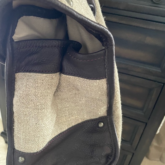 Ellen Tracy Travel bag. New with tag. Linen fabric. Size, 18x15.5x5. - Picture 3 of 6